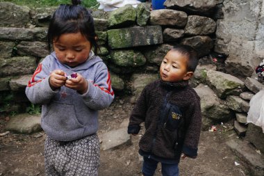 HIMALAYAS, Everest REGION, NEPAL - 20 EKİM 2018: Evlerinin yakınındaki Himalaya köyündeki sokakta Nepal 'li çocukların portresi