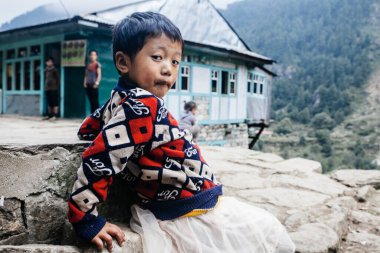 HIMALAYAS, Everest REGION, NEPAL - 20 EKİM 2018: Evlerinin yakınındaki Himalaya köyündeki sokakta Nepal 'li çocukların portresi