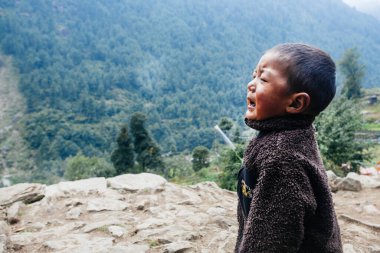 HIMALAYAS, Everest REGION, NEPAL - 20 EKİM 2018: Evlerinin yanında ağlayan Nepal 'li küçük çocuk portresi