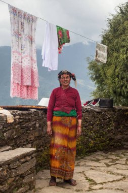 BUPSA, NEPAL - CIRCA ECTOBER 2018: Nepalli kadın gülümseyerek, Ekim 2018 'de Bupsa' da Everest Kamp Yolu 'nda.