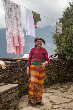 BUPSA, NEPAL - CIRCA ECTOBER 2018: Nepalli kadın gülümseyerek, Ekim 2018 'de Bupsa' da Everest Kamp Yolu 'nda.