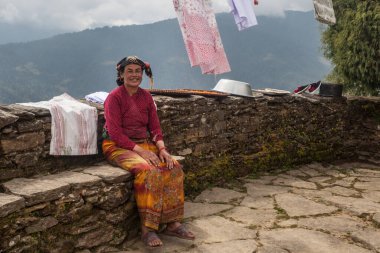BUPSA, NEPAL - CIRCA ECTOBER 2018: Nepalli kadın gülümseyerek, Ekim 2018 'de Bupsa' da Everest Kamp Yolu 'nda.