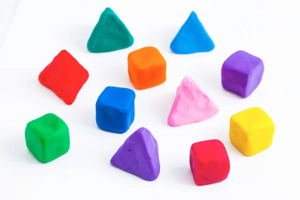 Pirámides Cubos Bolas Hechas Con Plastilina Colores Sobre Fondo Blanco — Foto de Stock