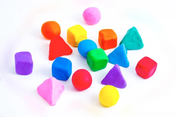 Pirâmides Cubos Bolas Feitas Com Plasticina Colorida Sobre Fundo Branco — Fotografia de Stock