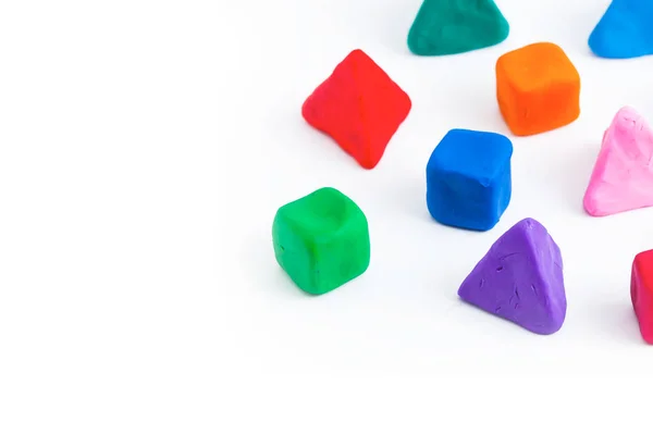Pirâmides Cubos Bolas Feitas Com Plasticina Colorida Sobre Fundo Branco — Fotografia de Stock