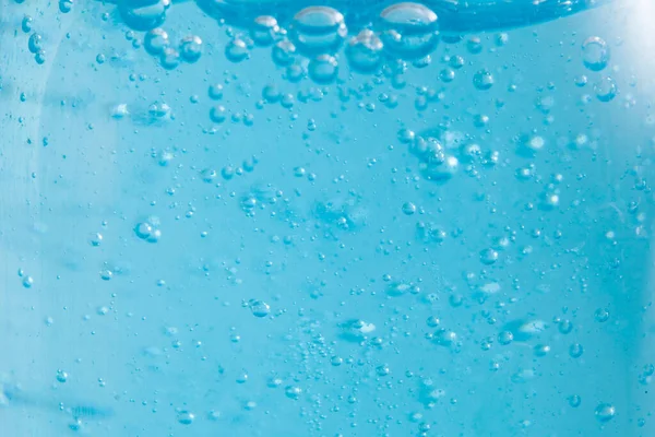 洗发水特写 蓝色背景的泡沫 — 图库照片
