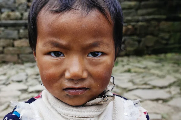 HIMALAYAS, Everest REGION, NEPAL - 20 EKİM 2018: Evinin yakınındaki Himalaya köyündeki sokakta Nepal kızı portresi
