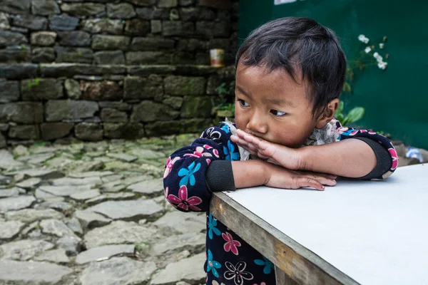 ヒマラヤ エベレスト地域 ネパール 2018年10月20日 ネパールのヒマラヤの村の路上で 彼女の家の近くの肖像ネパールの女の子 — ストック写真