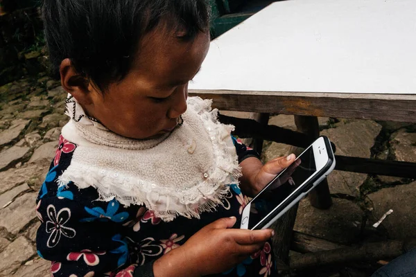 HIMALAYAS, Everest REGION, NEPAL - 20 EKİM 2018: Evinin yakınındaki Himalaya köyündeki sokakta Nepal kızı portresi