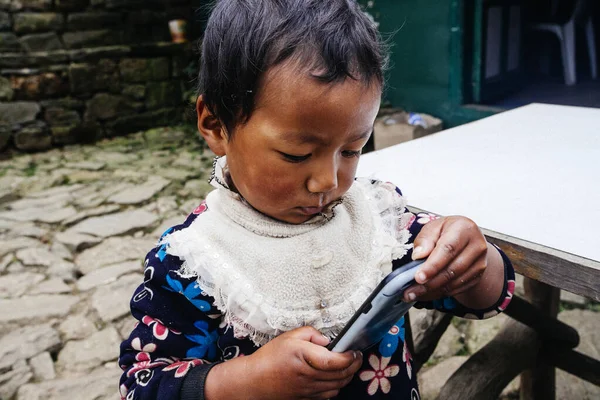 HIMALAYAS, Everest REGION, NEPAL - 20 EKİM 2018: Evinin yakınındaki Himalaya köyündeki sokakta Nepal kızı portresi