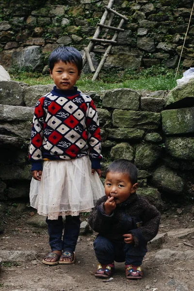 2018年10月20日 ネパールのヒマラヤの村の路上で 自宅近くの肖像ネパール人の少女が花を咲かせています — ストック写真