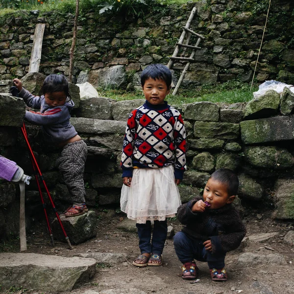 HIMALAYAS, Everest REGION, NEPAL - 20 EKİM 2018: Evinin yakınındaki Himalaya köyündeki sokakta Nepal kızı portresi