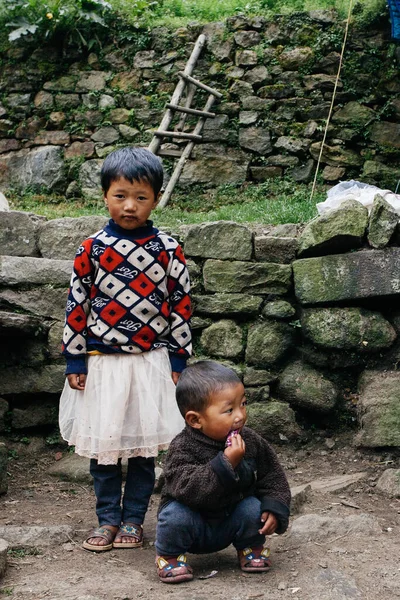 ヒマラヤ エベレスト地域 ネパール 2018年10月20日 ネパールのヒマラヤの村の路上で 彼女の家の近くの肖像ネパールの女の子 — ストック写真