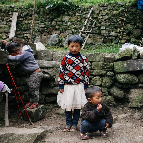 HIMALAYAS, Everest REGION, NEPAL - 20 EKİM 2018: Evinin yakınındaki Himalaya köyündeki sokakta Nepal kızı portresi