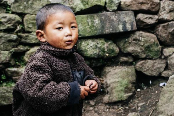 ヒマラヤ エベレスト地域 ネパール 2018年10月20日 ネパールのヒマラヤ村の路上で 自宅近くの肖像ネパールの小さな男の子 — ストック写真