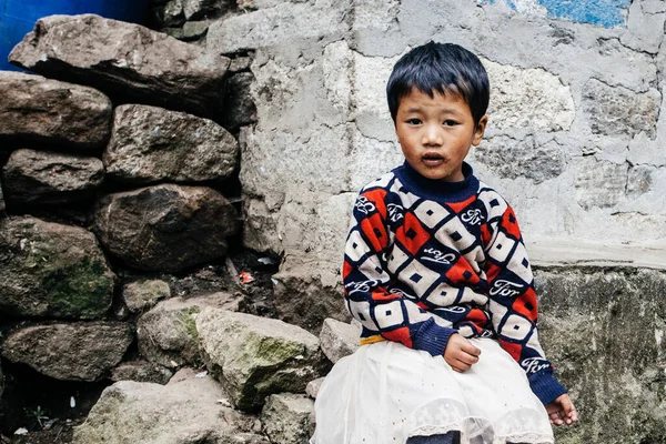 2010年10月20日 ネパールのヒマラヤの村の路上で 自宅近くのネパール人の子供たちの肖像画 — ストック写真