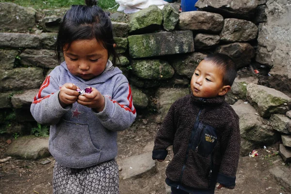HIMALAYAS, Everest REGION, NEPAL - 20 EKİM 2018: Evlerinin yakınındaki Himalaya köyündeki sokakta Nepal 'li çocukların portresi