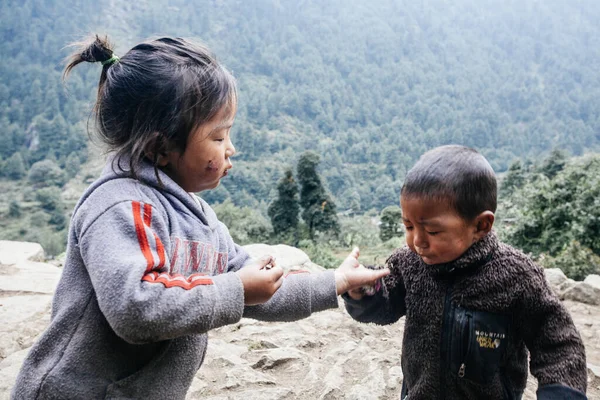 2018年10月20日 ネパールのヒマラヤの村の路上で 自宅近くのネパール人の子供たちの肖像画 — ストック写真