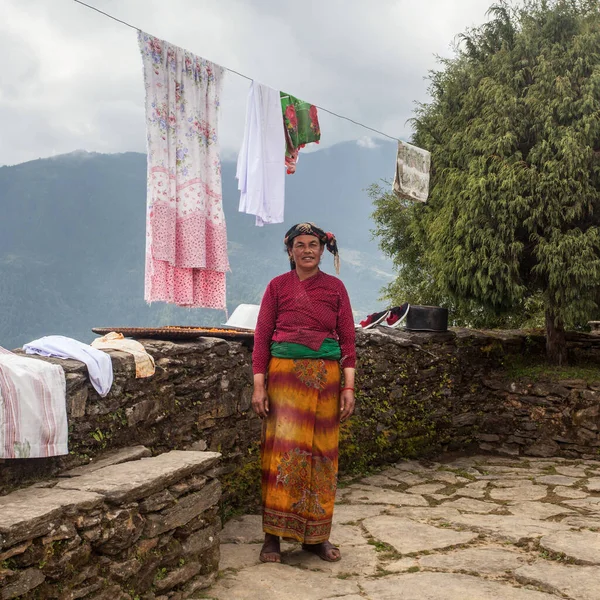 Bupsa Nepal Circa Octubre 2018 Mujer Nepalí Cerca Casa Sonriendo — Foto de Stock