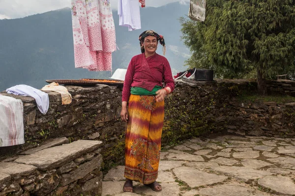 Bupsa Nepal Circa 2018年10月 彼女の家の近くのネパール人女性 約10月2018ブプサで エベレストベースキャンプトレッキングウェイ上 — ストック写真