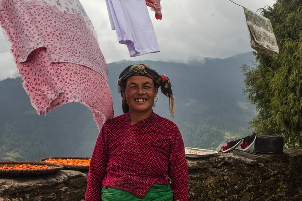 Bupsa Nepal Circa 2018年10月 彼女の家の近くのネパール人女性 約10月2018ブプサで エベレストベースキャンプトレッキングウェイ上 — ストック写真