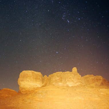 Süleyman 'ın sütunları geceleyin, yıldızlar gökyüzünde