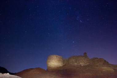 Süleyman 'ın sütunları geceleyin, yıldızlar gökyüzünde