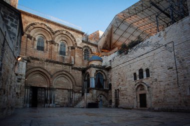 Kudüs 'teki Kutsal Mezar Kilisesi' nin ana girişine bakın.