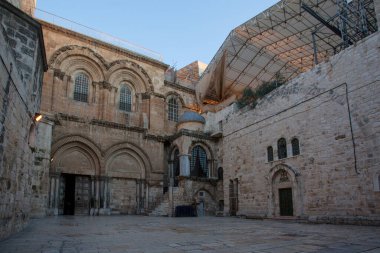 Kudüs 'teki Kutsal Mezar Kilisesi' nin ana girişine bakın.