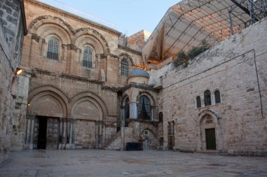 Kudüs 'teki Kutsal Mezar Kilisesi' nin ana girişine bakın.