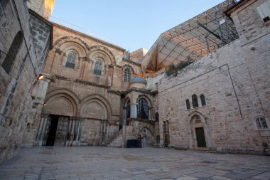 Kudüs 'teki Kutsal Mezar Kilisesi' nin ana girişine bakın.