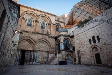 Kudüs 'teki Kutsal Mezar Kilisesi' nin ana girişine bakın.