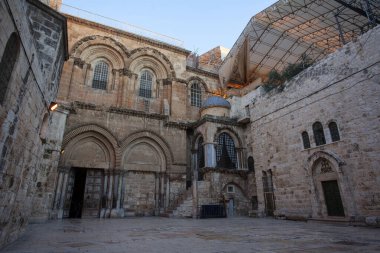 Kudüs 'teki Kutsal Mezar Kilisesi' nin ana girişine bakın.