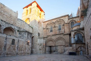 Kudüs 'teki Kutsal Mezar Kilisesi' nin ana girişine bakın.