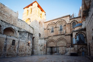 Kudüs 'teki Kutsal Mezar Kilisesi' nin ana girişine bakın.