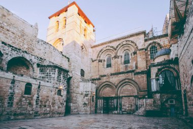 Kudüs 'teki Kutsal Mezar Kilisesi' nin ana girişine bakın.