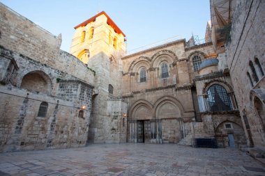 Kudüs 'teki Kutsal Mezar Kilisesi' nin ana girişine bakın.