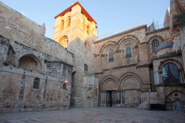 Kudüs 'teki Kutsal Mezar Kilisesi' nin ana girişine bakın.