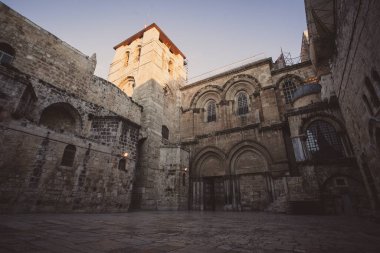 Kudüs 'teki Kutsal Mezar Kilisesi' nin ana girişine bakın.