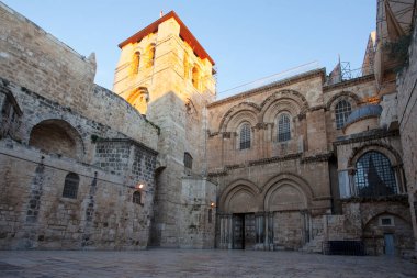 Kudüs 'teki Kutsal Mezar Kilisesi' nin ana girişine bakın.