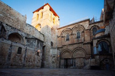 Kudüs 'teki Kutsal Mezar Kilisesi' nin ana girişine bakın.