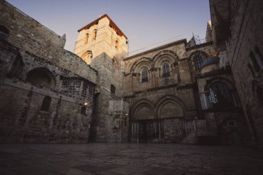Kudüs 'teki Kutsal Mezar Kilisesi' nin ana girişine bakın.