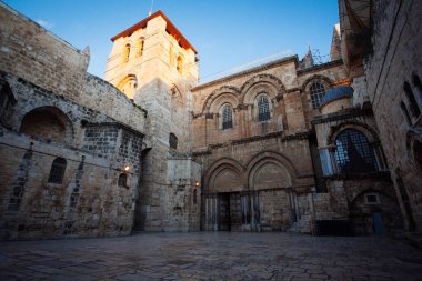 Kudüs 'teki Kutsal Mezar Kilisesi' nin ana girişine bakın.