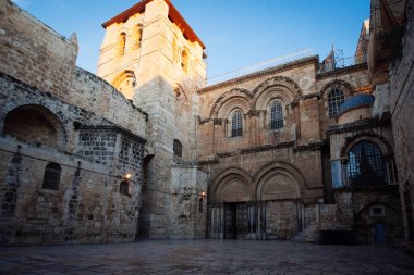 Kudüs 'teki Kutsal Mezar Kilisesi' nin ana girişine bakın.