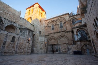 Kudüs 'teki Kutsal Mezar Kilisesi' nin ana girişine bakın.