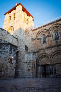 Kudüs 'teki Kutsal Mezar Kilisesi' nin ana girişine bakın.