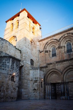 Kudüs 'teki Kutsal Mezar Kilisesi' nin ana girişine bakın.