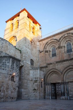 Kudüs 'teki Kutsal Mezar Kilisesi' nin ana girişine bakın.