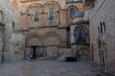 Kudüs 'teki Kutsal Mezar Kilisesi' nin ana girişine bakın.