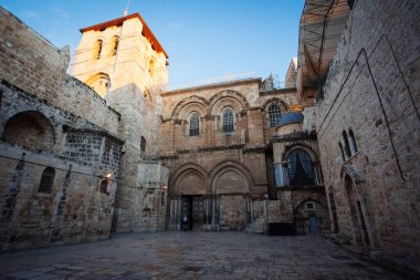 Kudüs 'teki Kutsal Mezar Kilisesi' nin ana girişine bakın.
